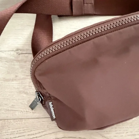 Lululemon Everywhere Belt Bag 1L in Java | Chocolate Brown - Picture 6 of 11